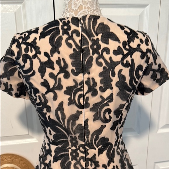 Tahari Arthur S. Levine Black and Cream Mini Cocktail Dress 8 - Picture 7 of 15